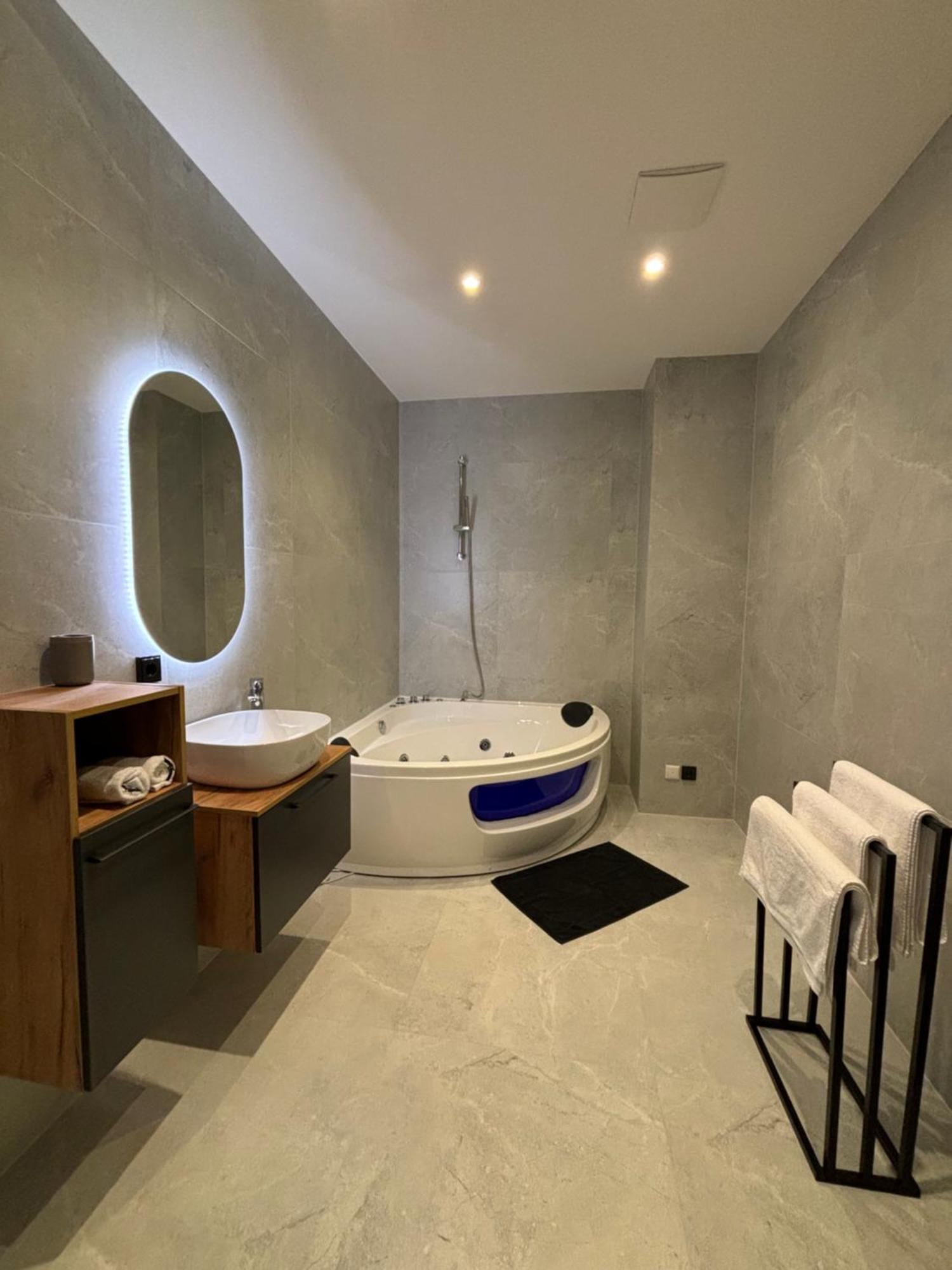 Apartment Luxus Mit Whirlpool In *