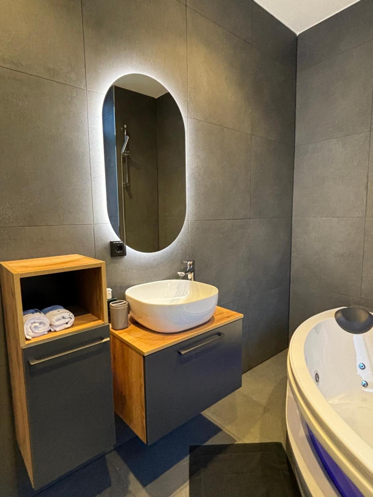 Luxus Mit Whirlpool In Apartment *